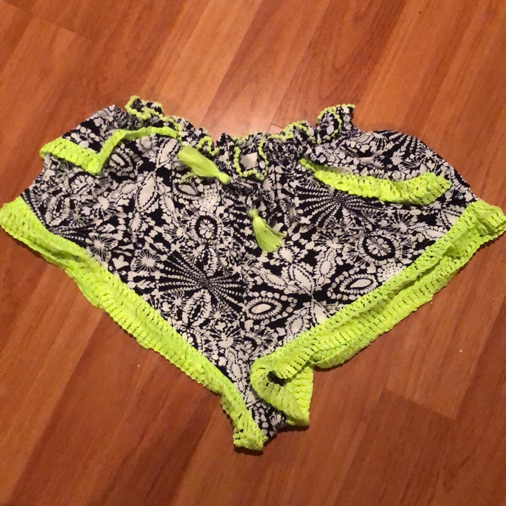 Soft printed short shorts